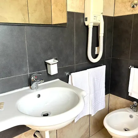 מלון Park Village 4*