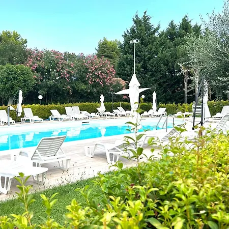 מלון Park Village