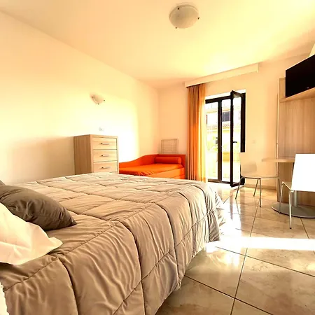 מלון Park Village 4*