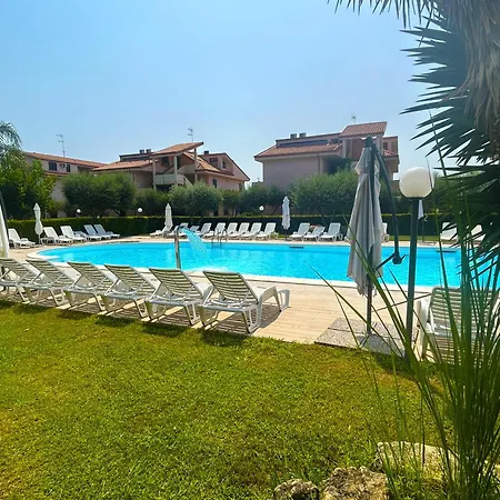 מלון Park Village 4*